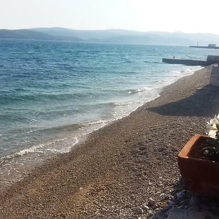 Lovorka With Heated Pool Appartement *
