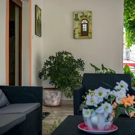 Lovorka With Heated Pool Appartement *